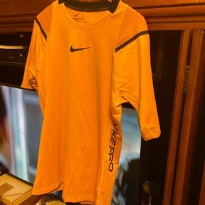 NIKE AEROAPADT SLIM-FIT DRY FIT WORK OUT TOP : SZ SMALL